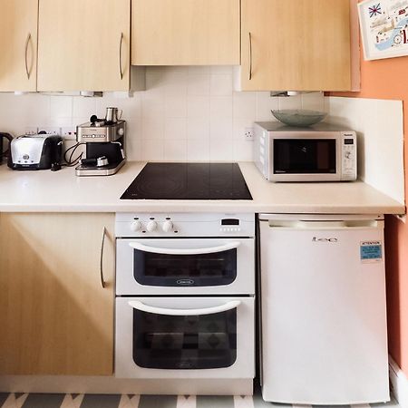 Beautiful Apartment In Guildford With Parking Send Eksteriør bilde