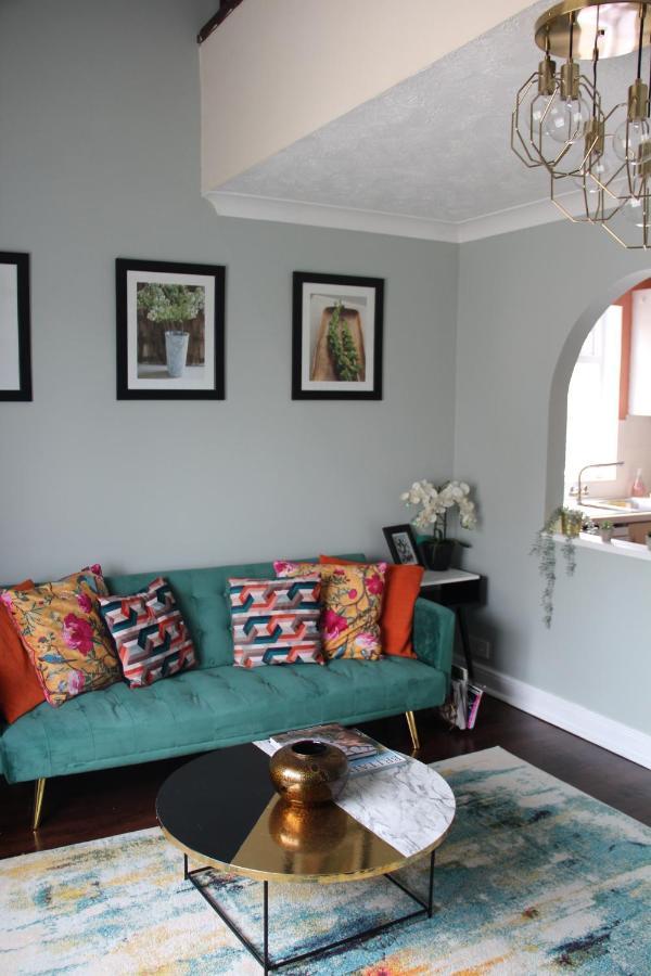 Beautiful Apartment In Guildford With Parking Send Eksteriør bilde