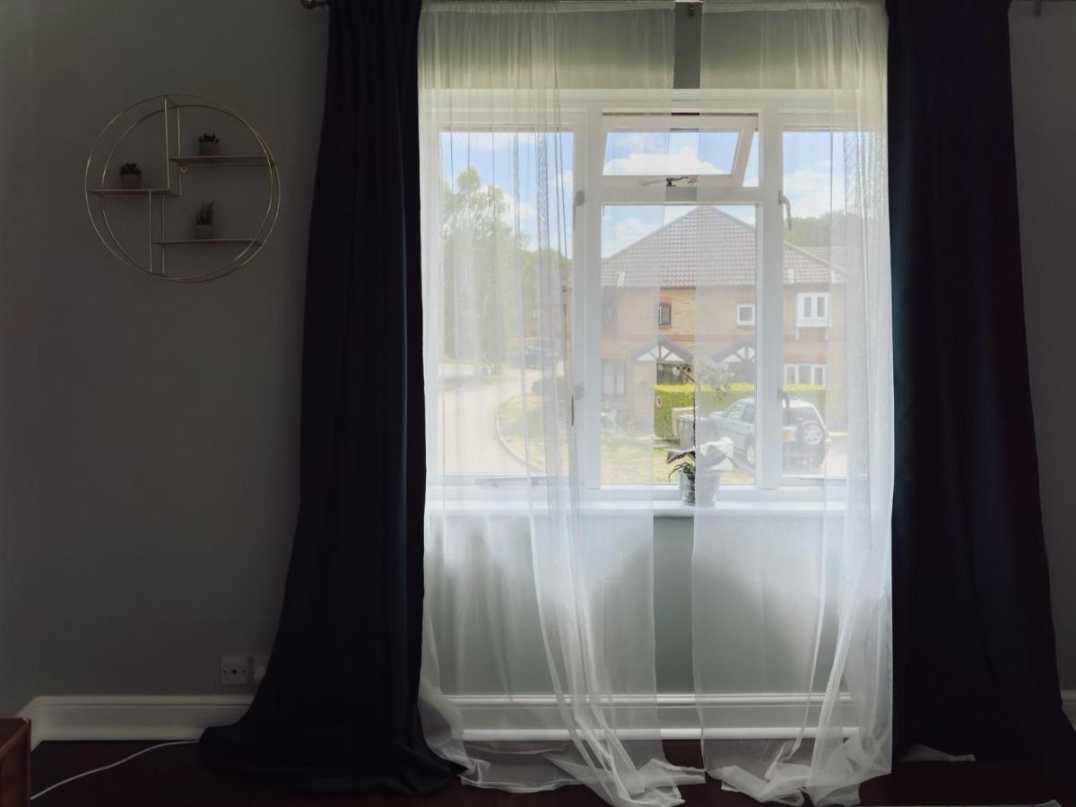 Beautiful Apartment In Guildford With Parking Send Eksteriør bilde