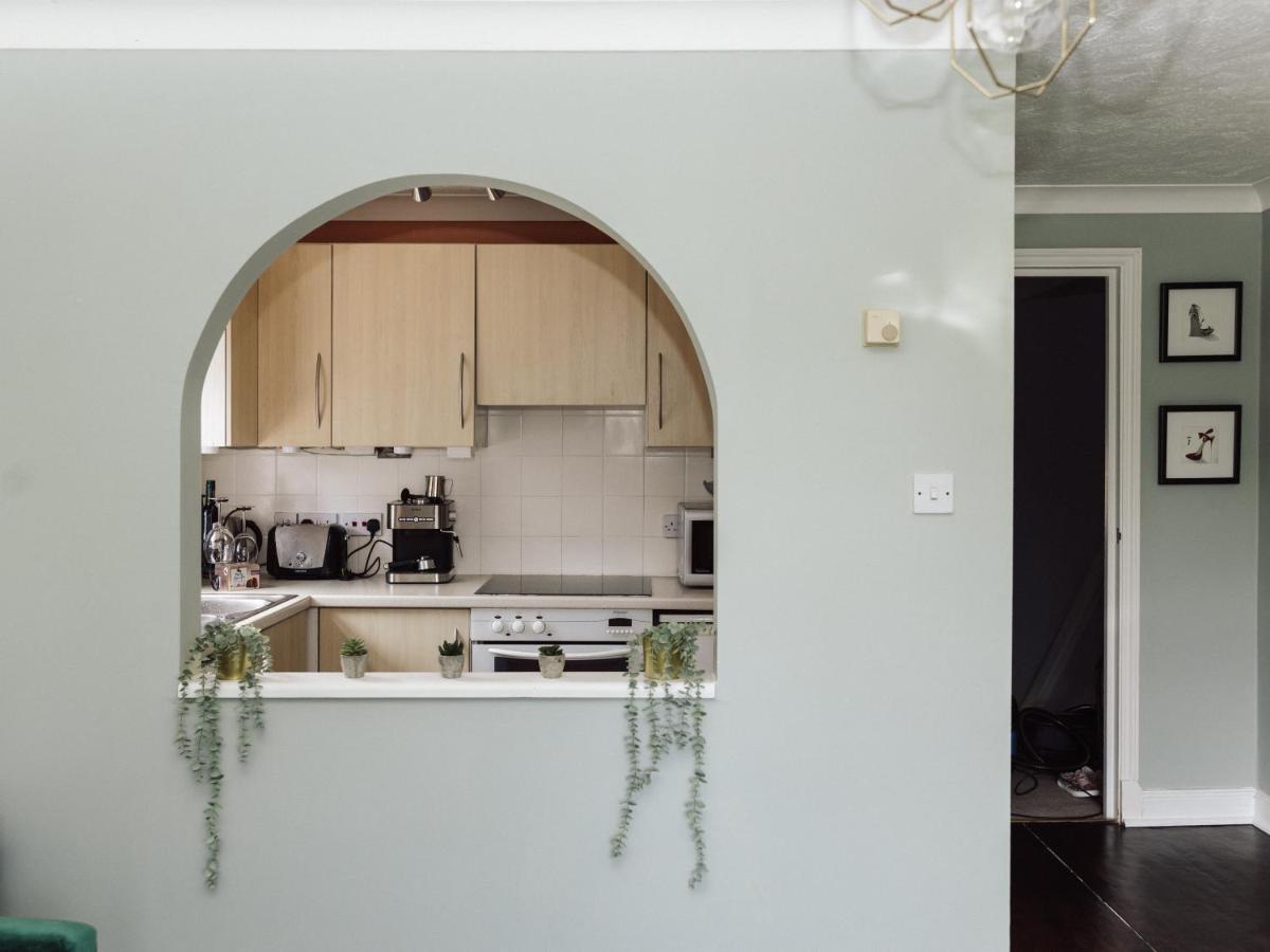 Beautiful Apartment In Guildford With Parking Send Eksteriør bilde