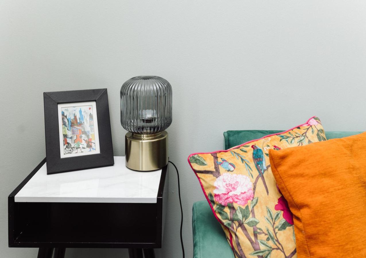 Beautiful Apartment In Guildford With Parking Send Eksteriør bilde