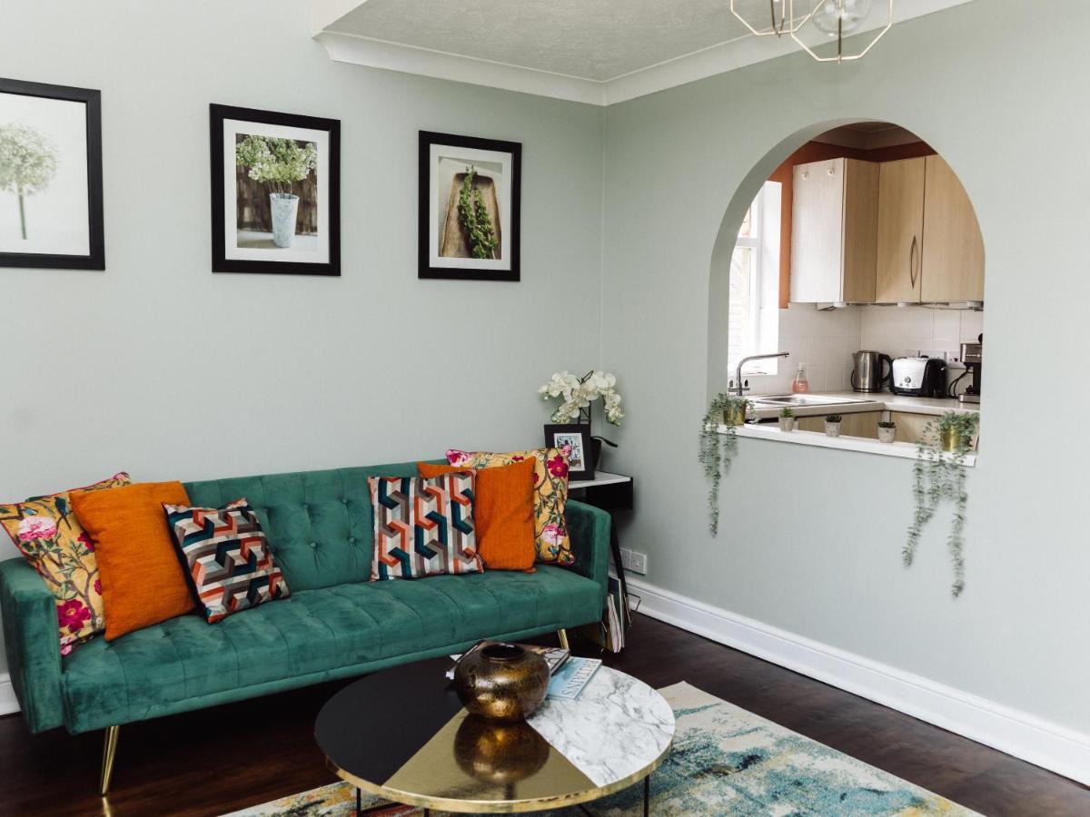 Beautiful Apartment In Guildford With Parking Send Eksteriør bilde