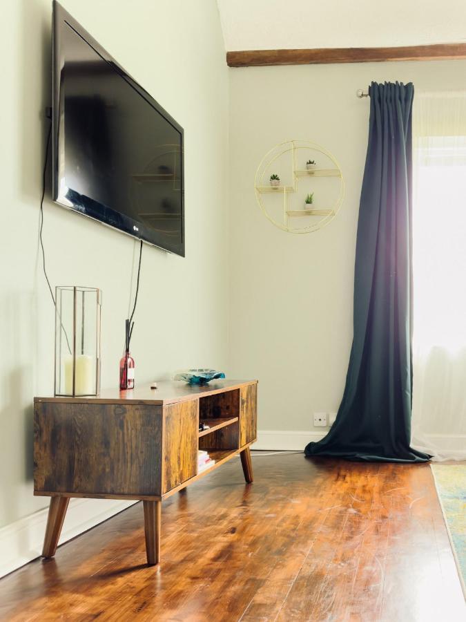 Beautiful Apartment In Guildford With Parking Send Eksteriør bilde