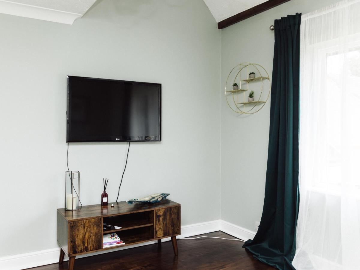 Beautiful Apartment In Guildford With Parking Send Eksteriør bilde