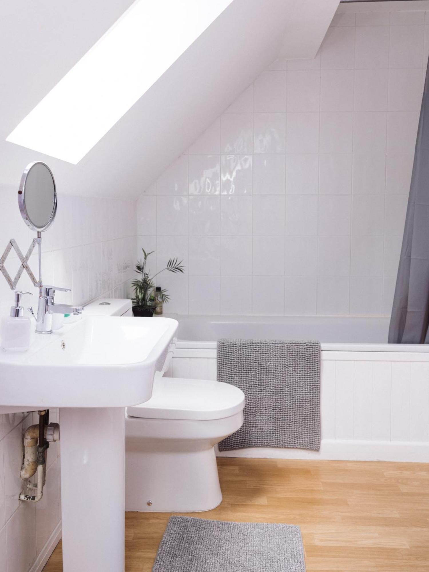 Beautiful Apartment In Guildford With Parking Send Eksteriør bilde