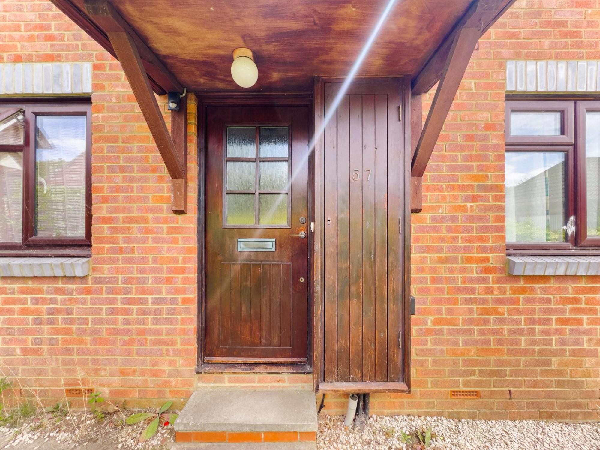 Beautiful Apartment In Guildford With Parking Send Eksteriør bilde