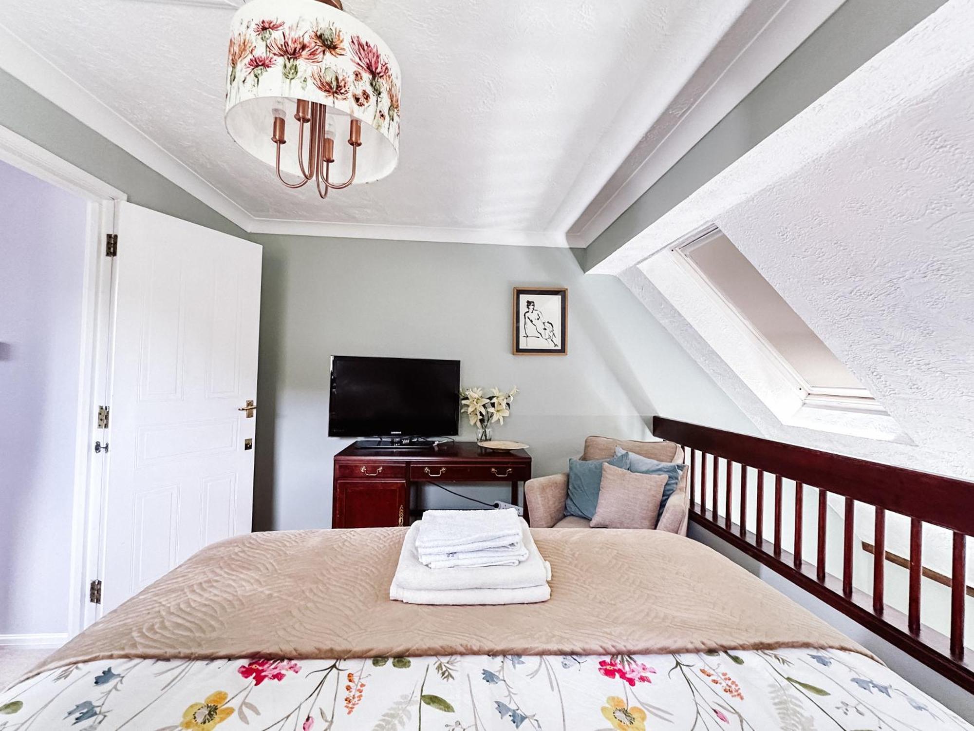 Beautiful Apartment In Guildford With Parking Send Eksteriør bilde