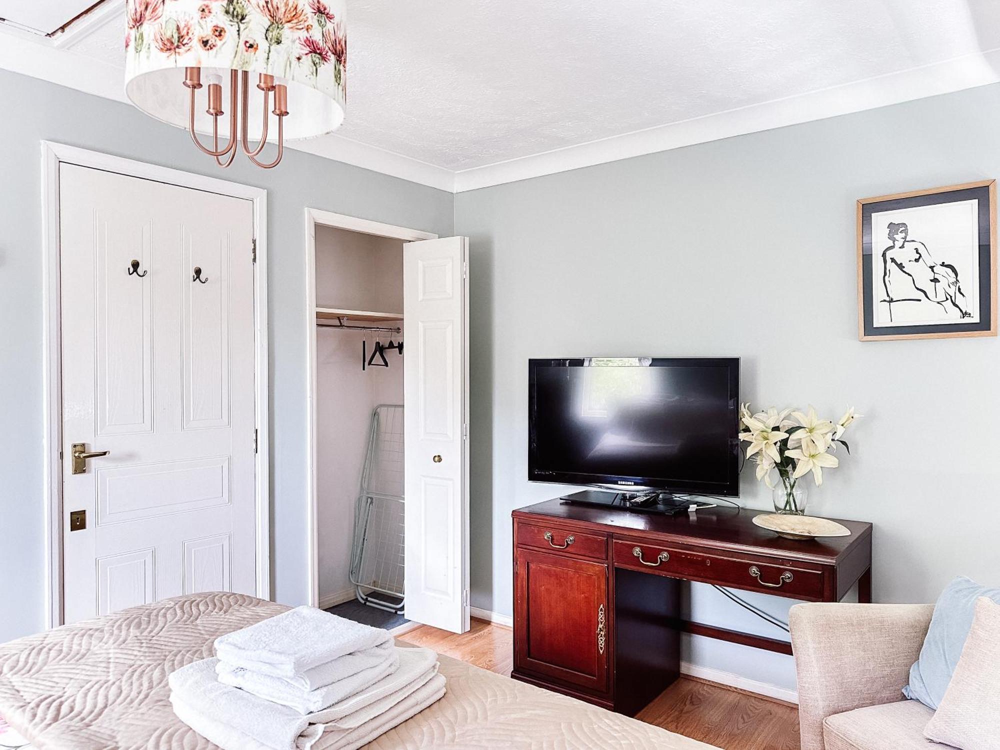 Beautiful Apartment In Guildford With Parking Send Eksteriør bilde
