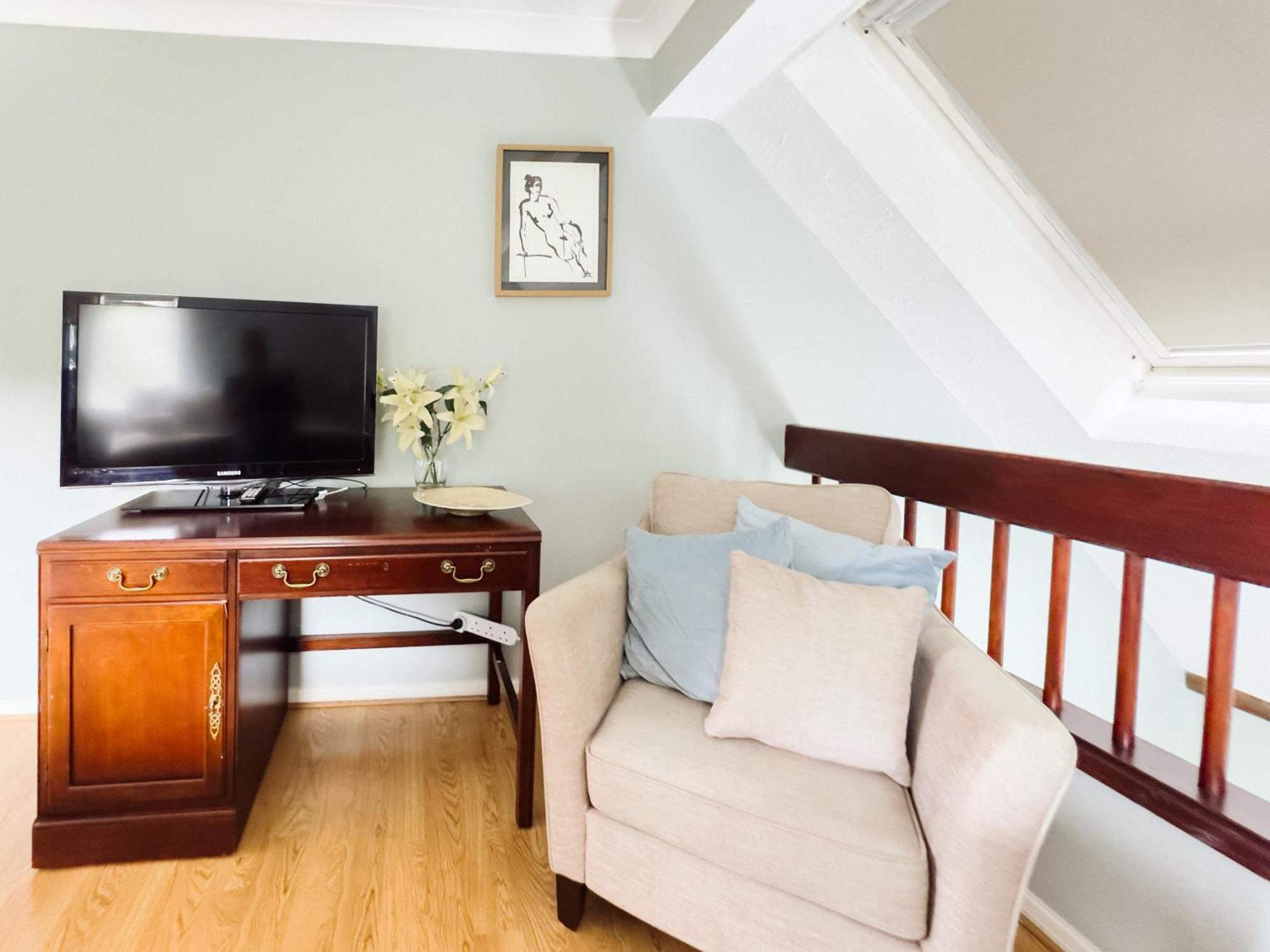 Beautiful Apartment In Guildford With Parking Send Eksteriør bilde