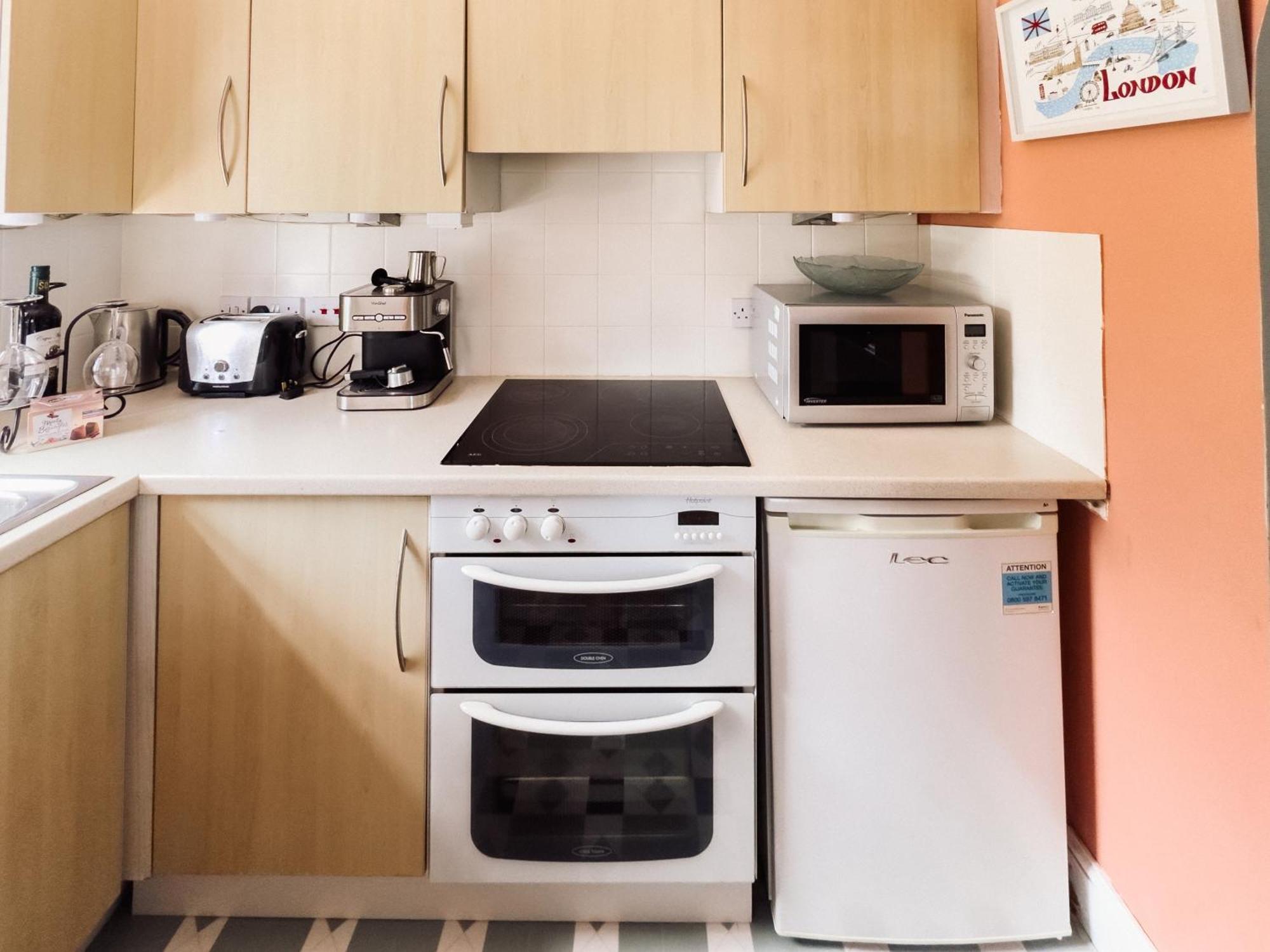 Beautiful Apartment In Guildford With Parking Send Eksteriør bilde