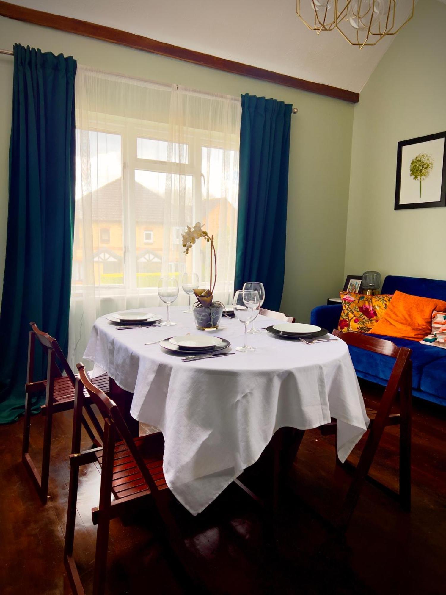 Beautiful Apartment In Guildford With Parking Send Eksteriør bilde