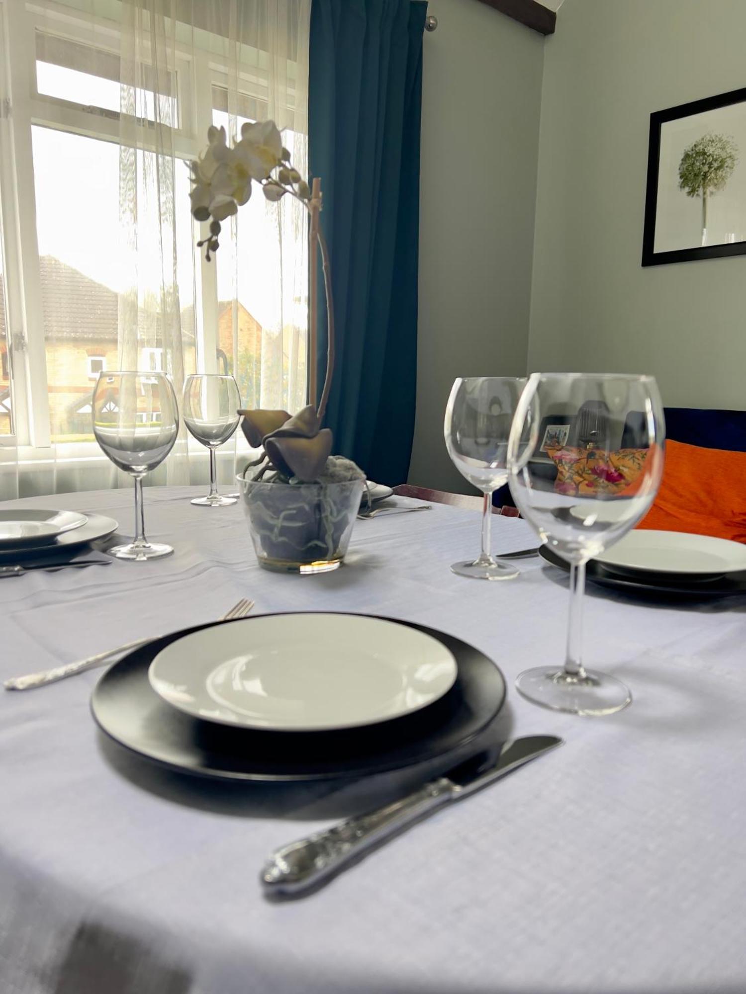 Beautiful Apartment In Guildford With Parking Send Eksteriør bilde