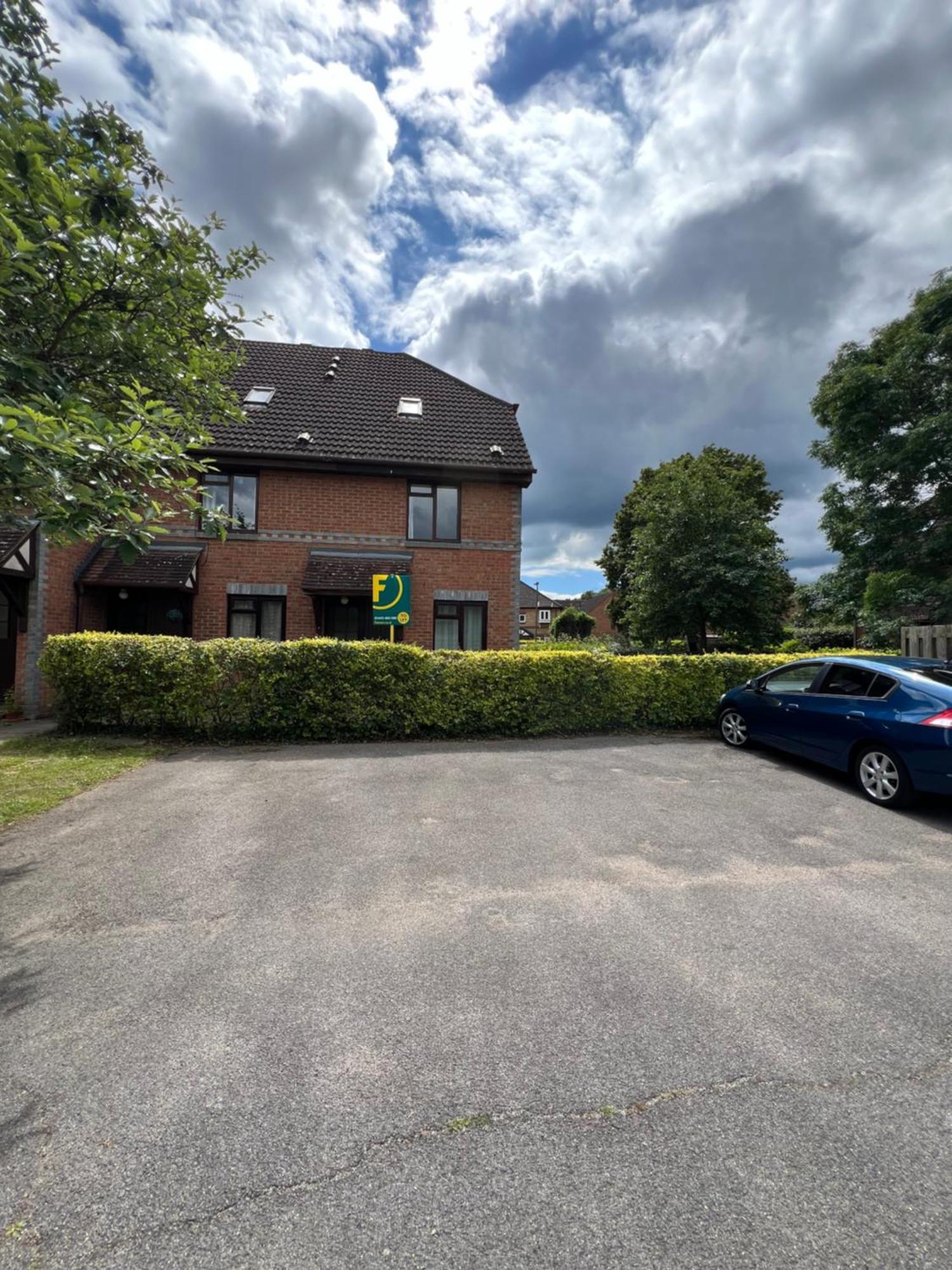 Beautiful Apartment In Guildford With Parking Send Eksteriør bilde